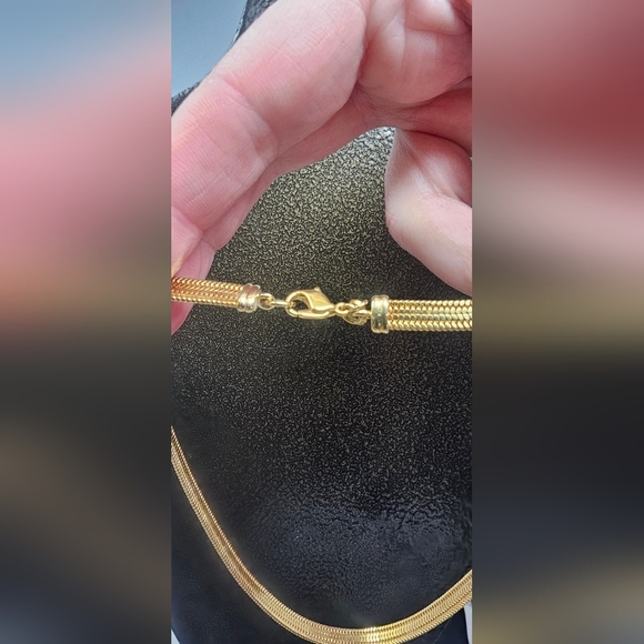 VTG Monet Gold Plated Flat Herringbone 16” Chocker Collar Chain Necklace Signed - Picture 5 of 10